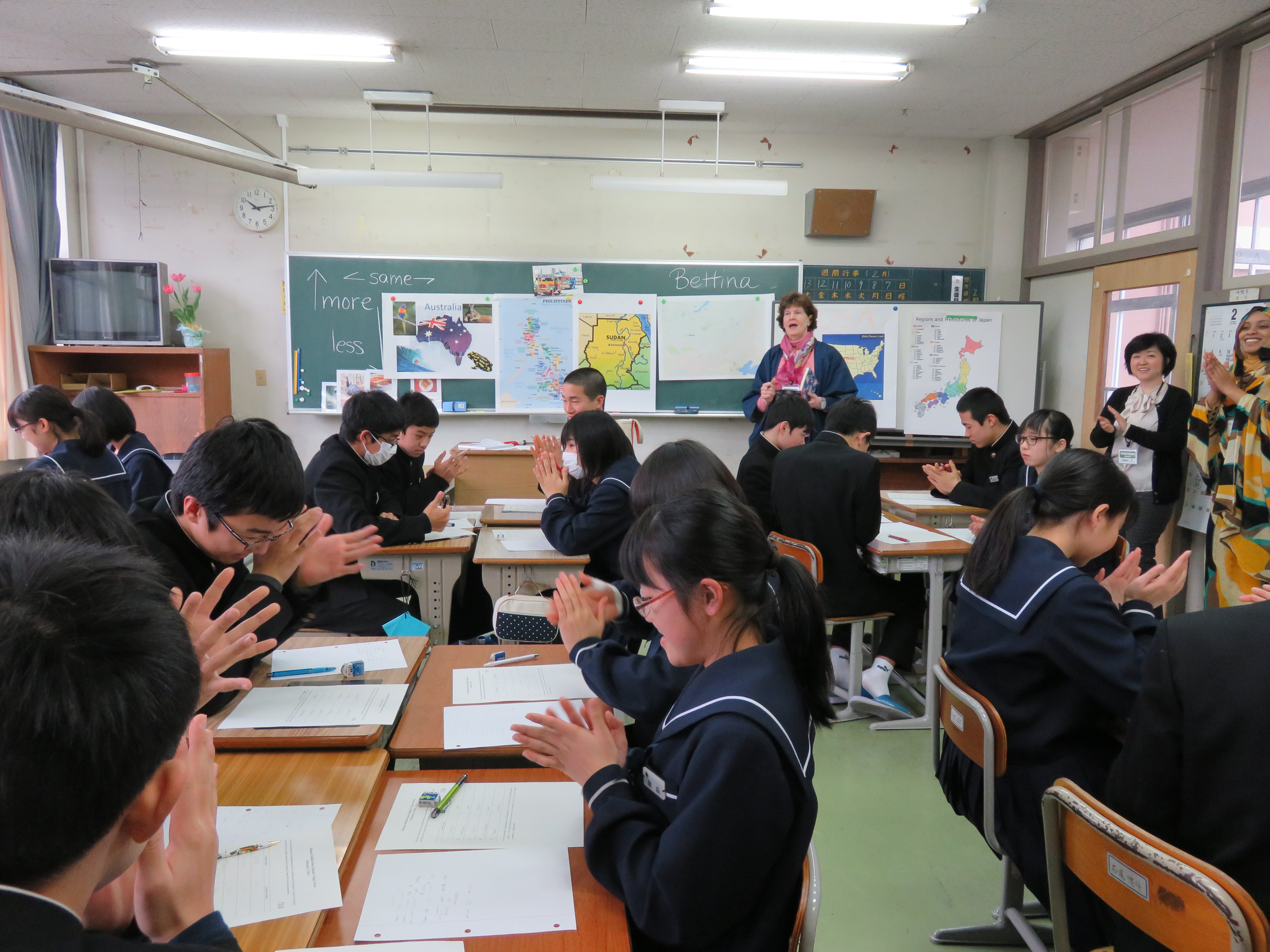 出されたクイズの答えを一生懸命考える生徒たち