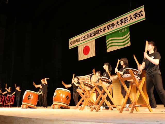 歓迎セレモニーでの和太鼓部の勇壮な演技