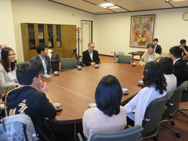 髙橋学長、北﨑センター長への表敬の様子