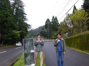 会場入口で来場者を迎える宮地さん、角川さんwidth=