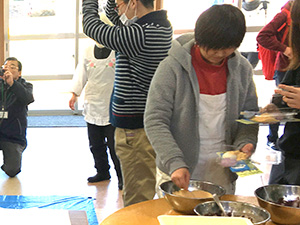 つきたてのお餅にトッピングをする学生