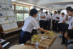 筏で浮かべた学校の模型