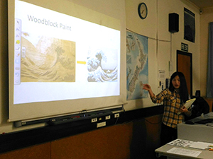 日本について英語でプレゼンテーションをしている様子