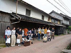 旧小倉家住宅土蔵（「寅さんの風景」班集合写真）