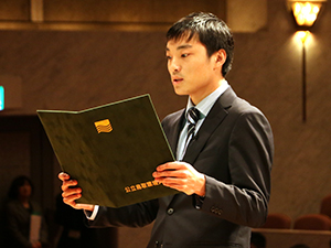 大学院新入生の稲森渉さんによる入学生宣誓