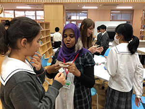 家族メンバーを探している様子