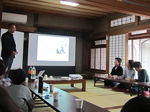 鉱山について解説する門木講師