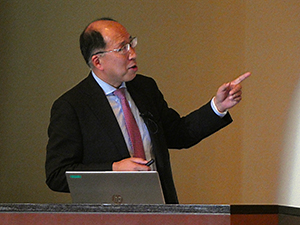 講演の様子（遠藤長官）
