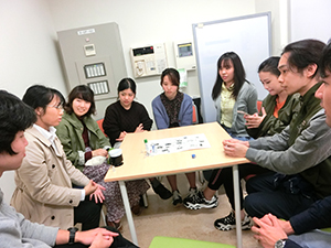 本学学生と会話練習の様子