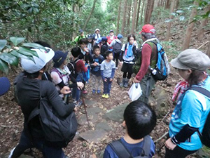 古参道で山門跡の説明