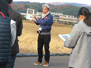 真備町で被災時の状況を聞く学生