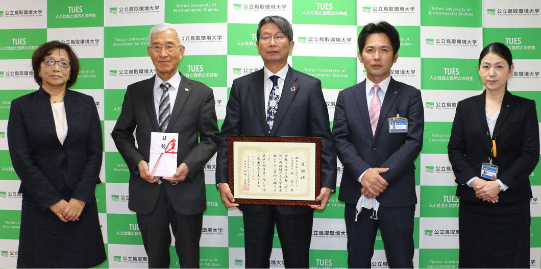 株式会社人形のはなふさ 英社長、株式会社鳥取銀行 森田様、松田様、江﨑学長、遠藤副学長