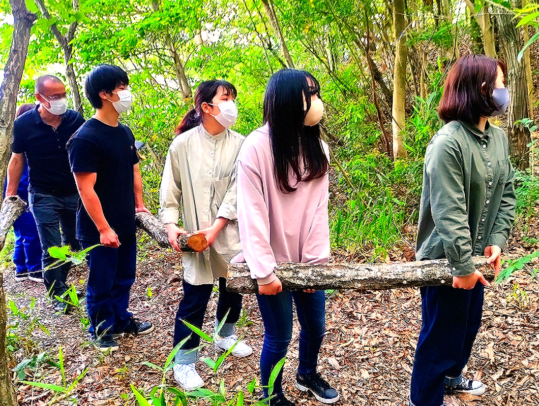 設置場所にほだ木を運ぶ