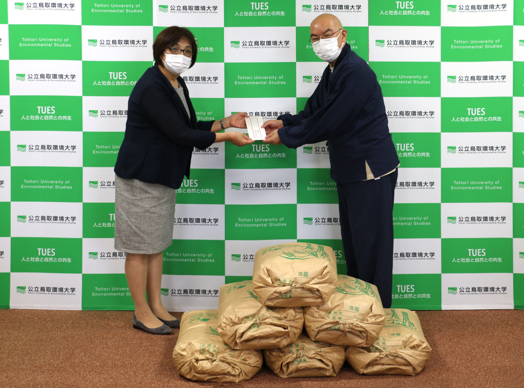 寄贈者の龍徳寺 住職 松本様(右側)より遠藤副学長が受贈