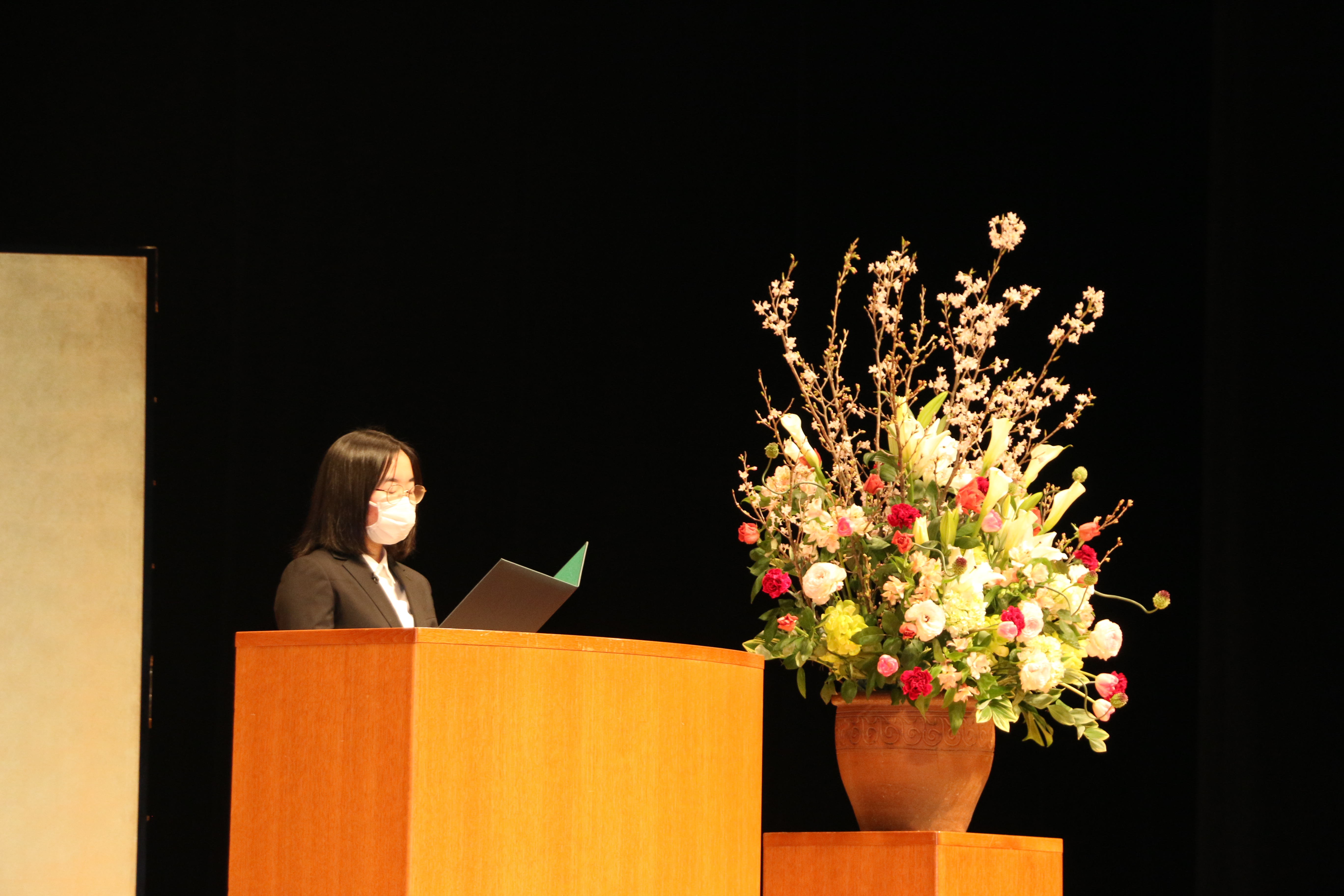 在学生代表の佐藤わかばさんによる歓迎の言葉