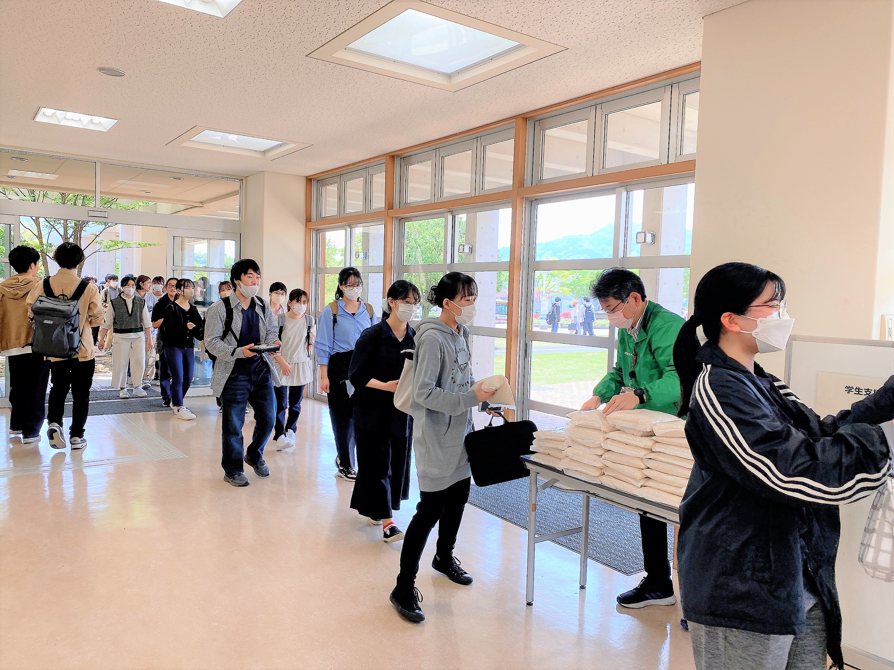 配付会場にできた長蛇の列