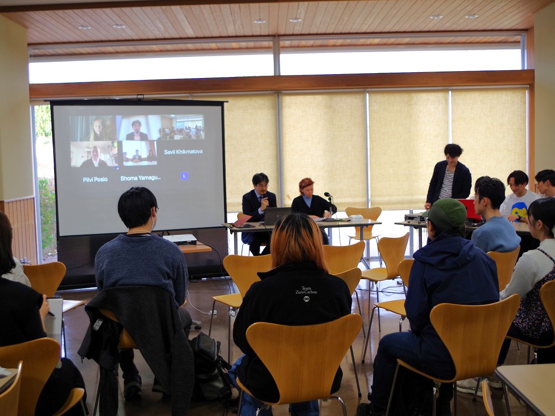 フィンランドの学生達とオンラインで交流しながら報告会