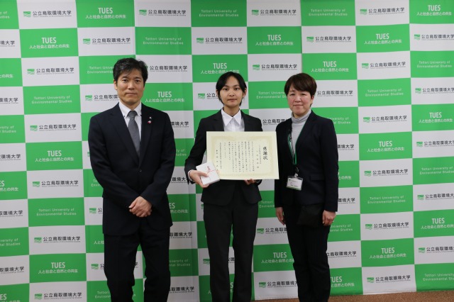 受賞した川村さん（中央）