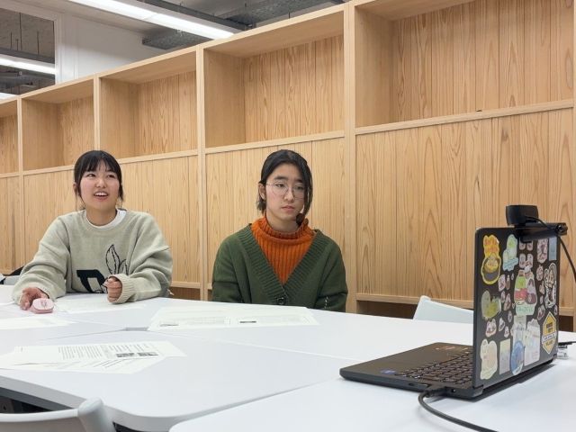 オンラインで発表する学生