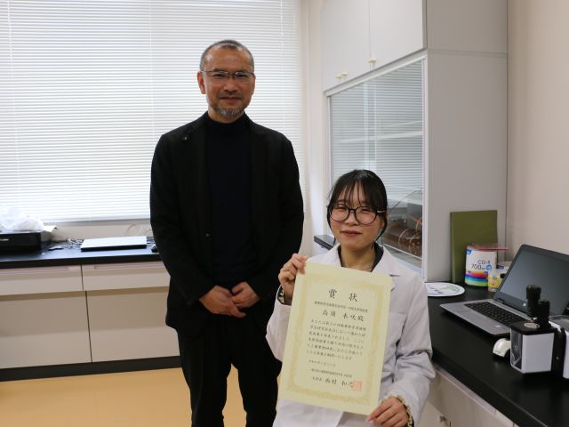 高須さん(右)と門木准教授