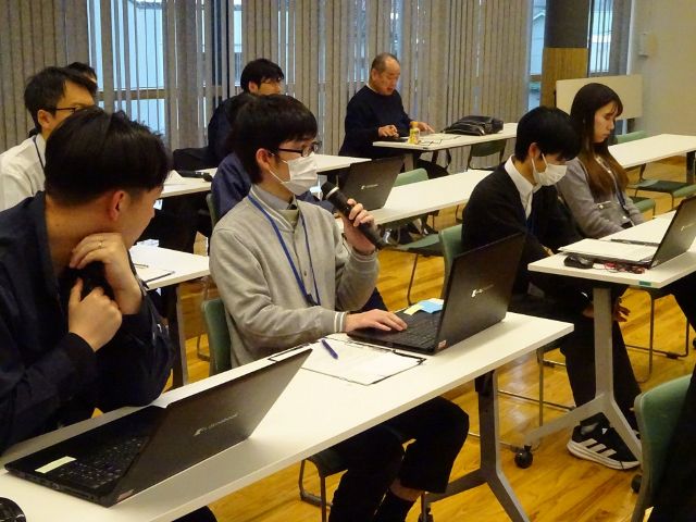 質疑の様子