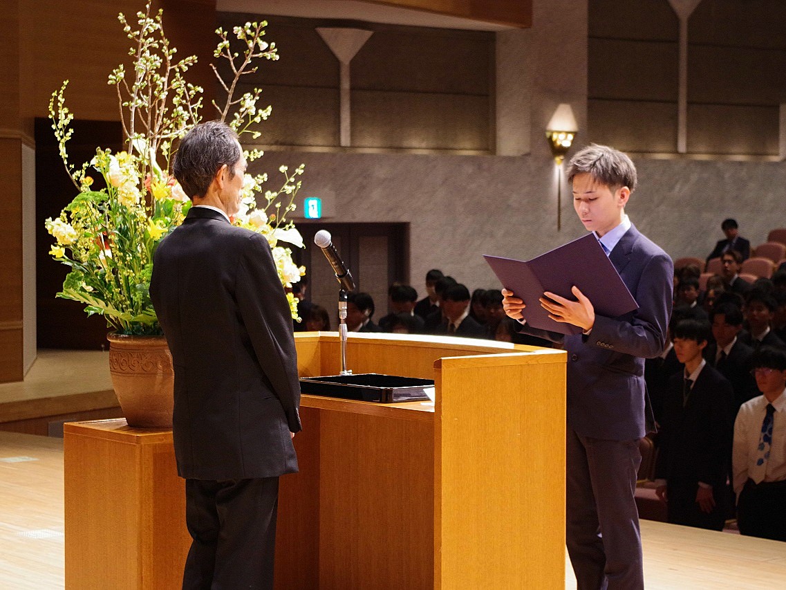 学部新入生代表の山根颯大さんによる宣誓