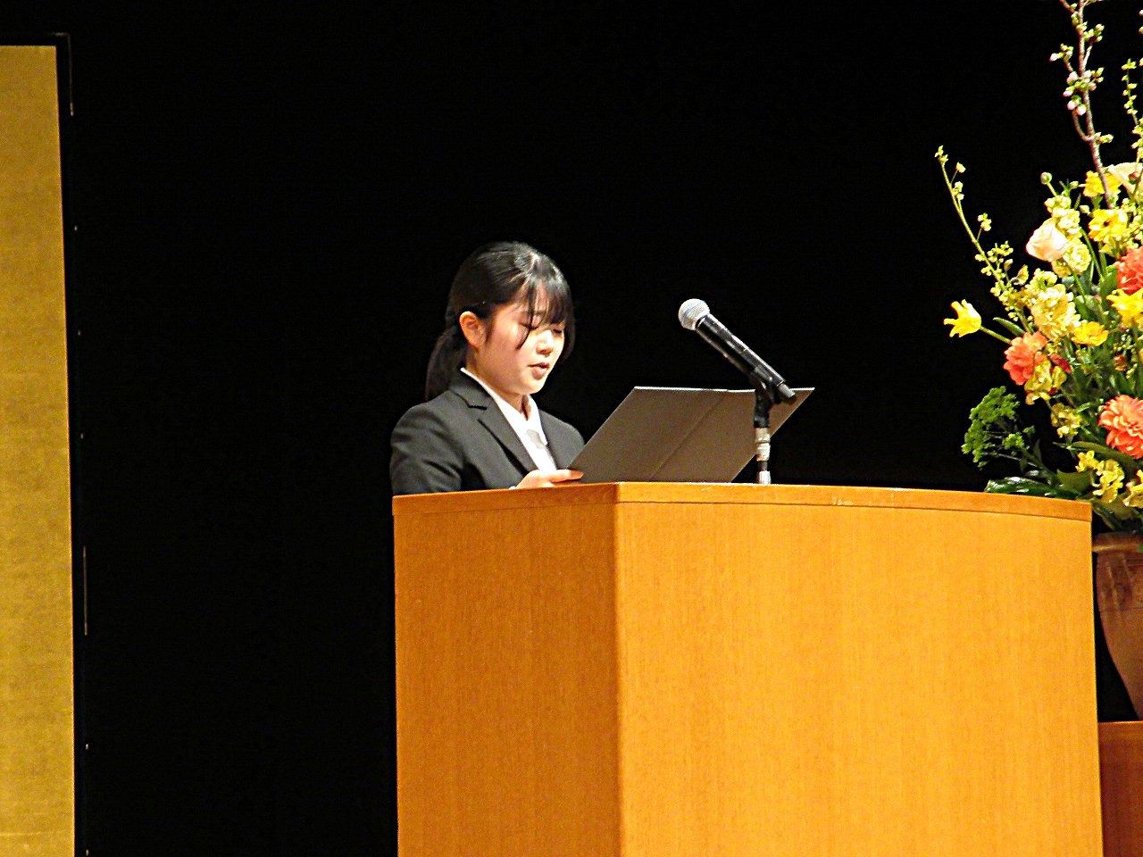 在学生代表の戸屋聡美さんによる歓迎のことば