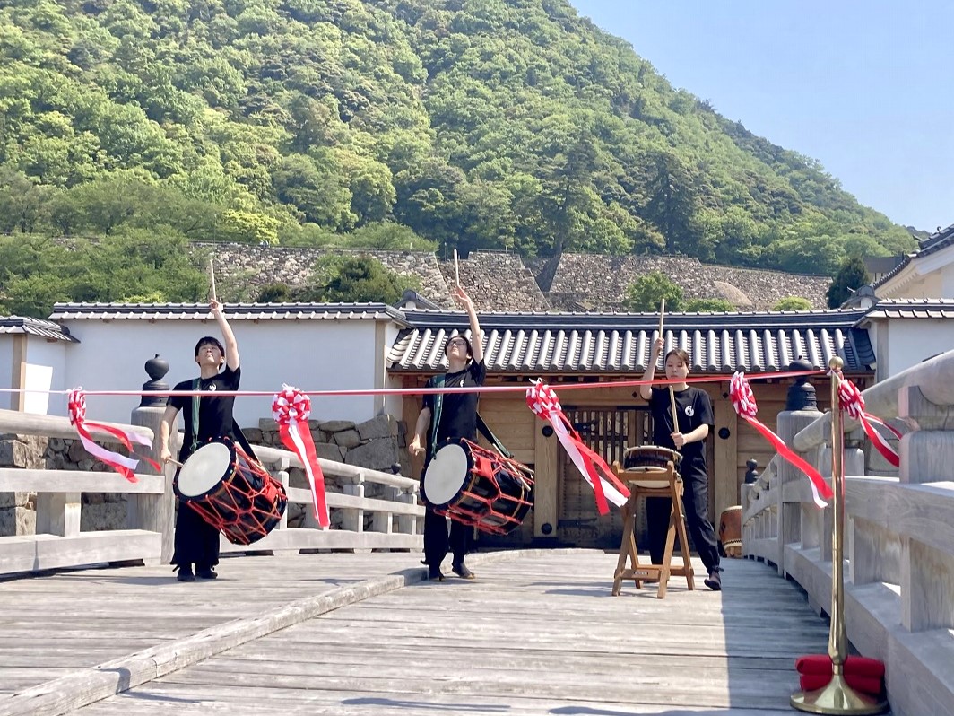 開門式での演奏<br>（中ノ御門開門前）