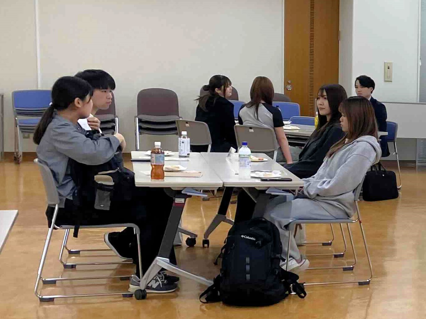 リラックスムードのスイーツ交流会の様子