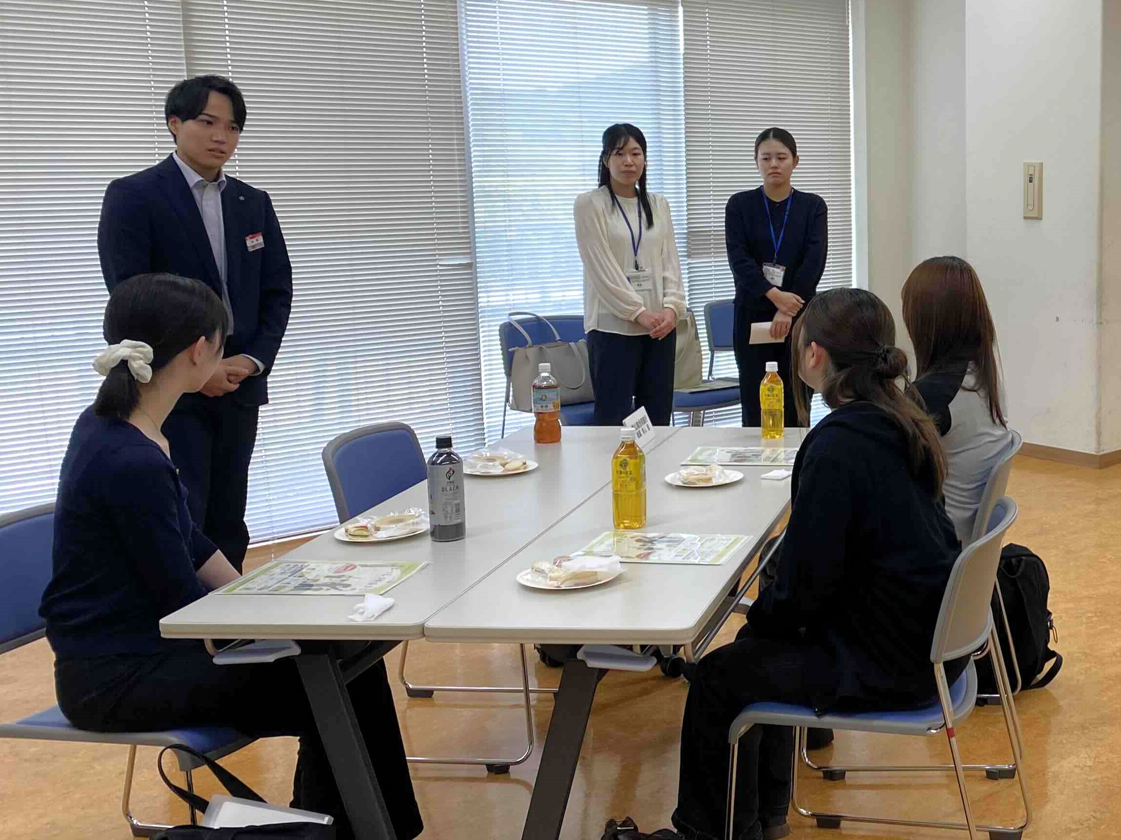 先輩の話を聞く学生
