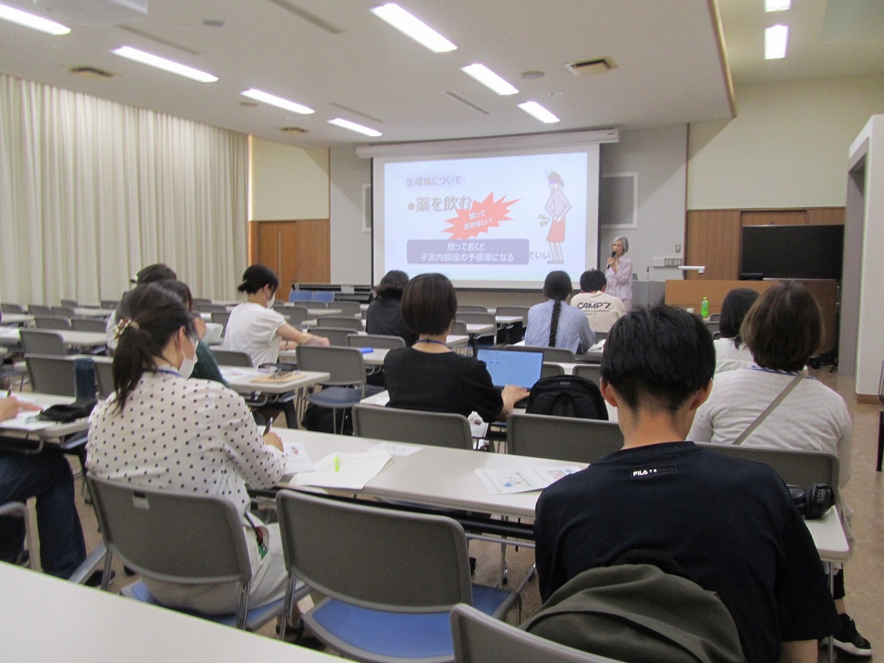 熱心に聴講する参加者