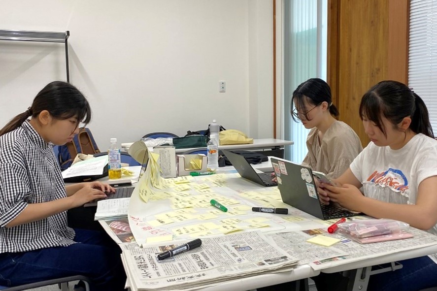 意見を出し合い発表資料を纏める様子