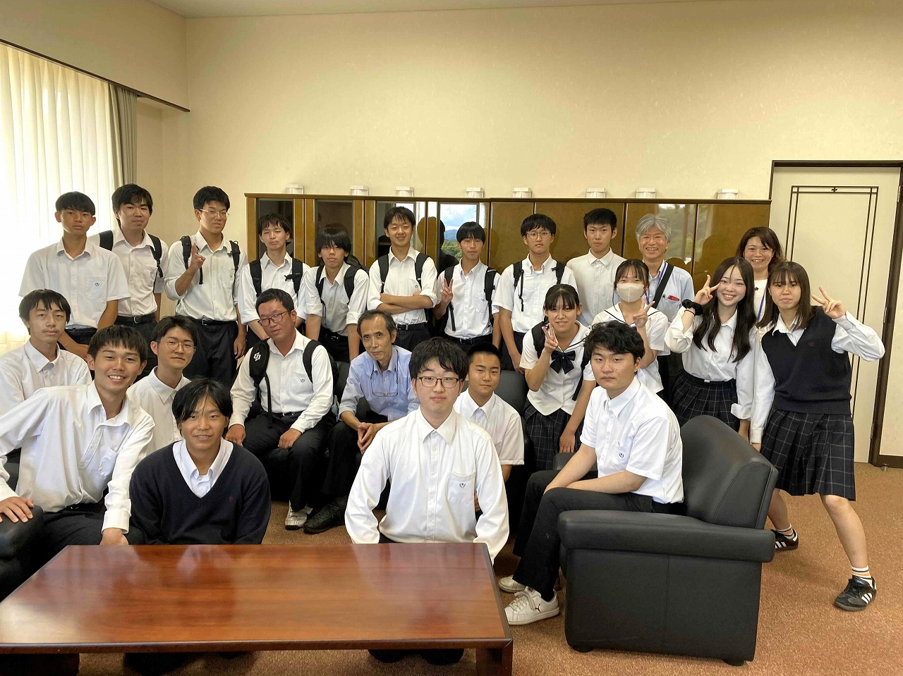 林野高校卒業生の小林学長と記念撮影
