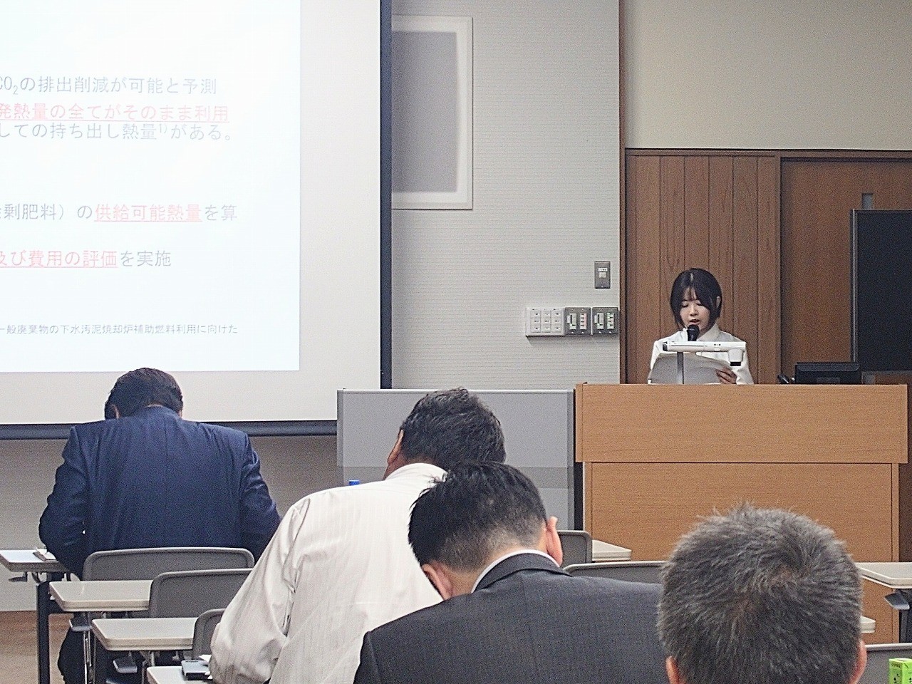学生の研究発表(環境学部4年 吉岡さん)