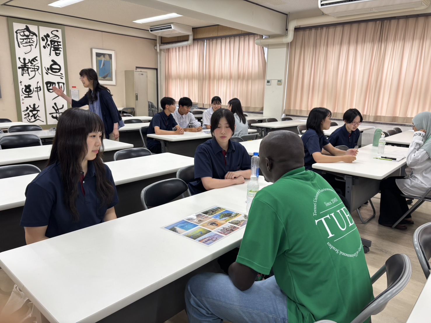 英語村スタッフとチャットをしている様子