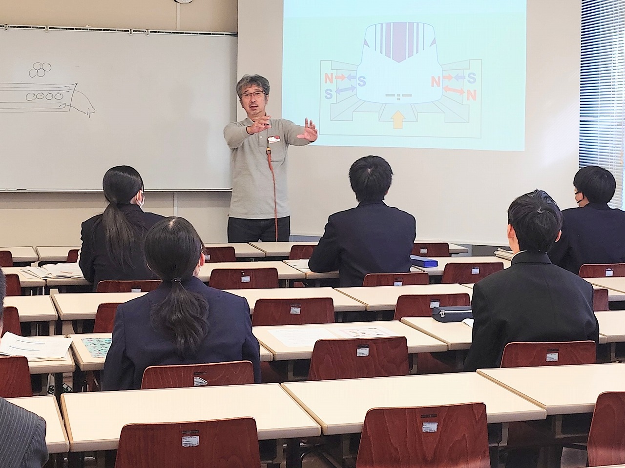 説明を行う千代西尾教授