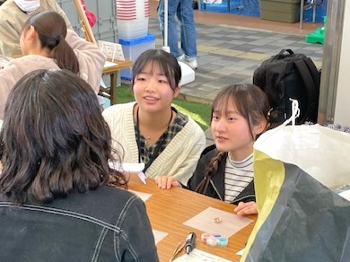 工作体験で工作の補助と環境負荷の取り組みについて説明するEMS委員会のメンバー