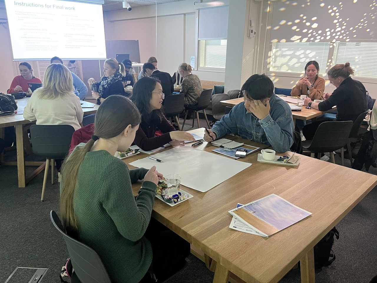 テーマ別にグループワークを実施