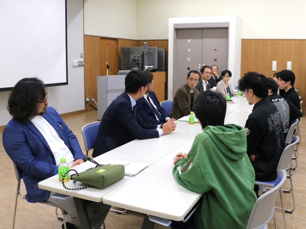 審査員と発表者の意見交換会