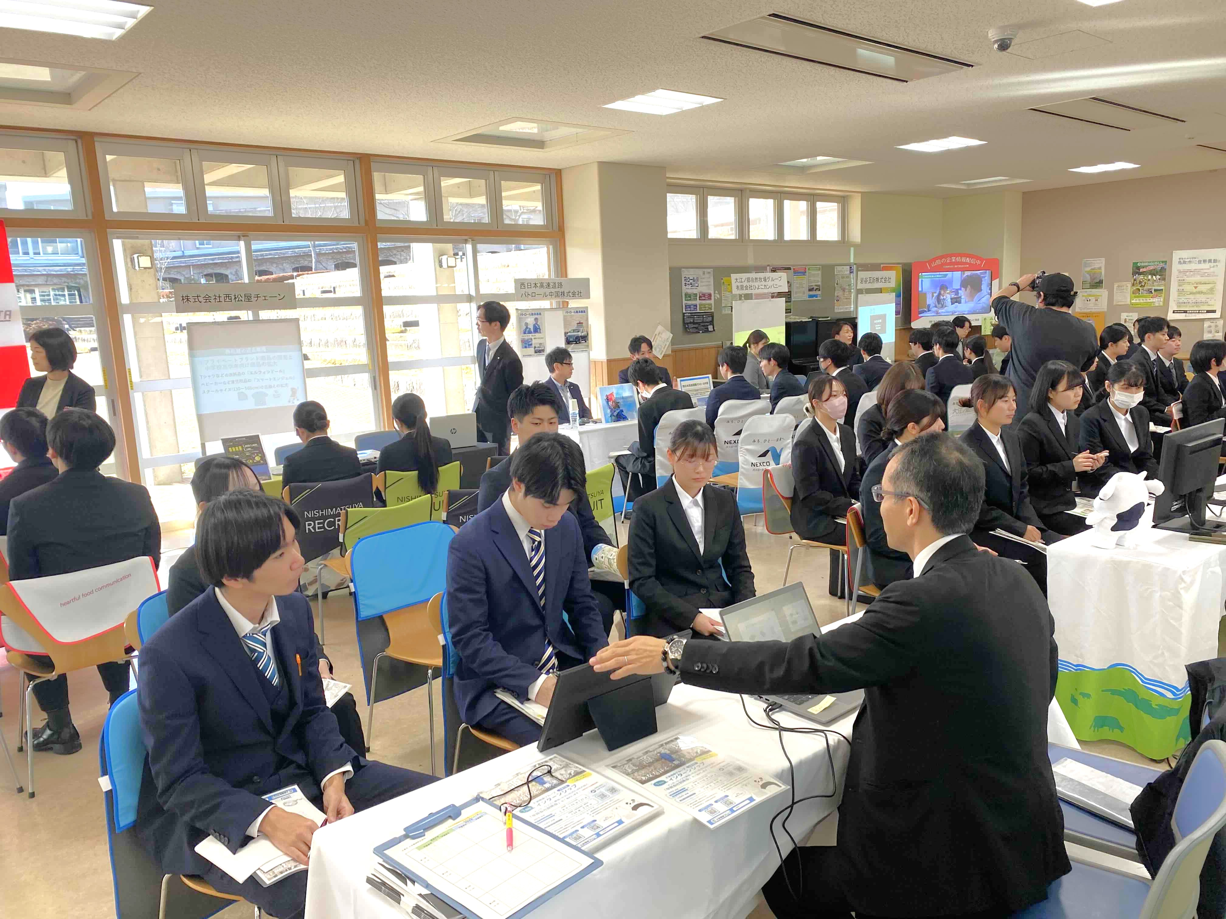 メモを取りながら熱心に質問していた