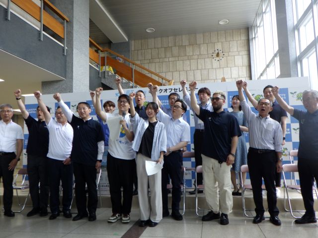 参加者で宣言 「夏得（なっとく）大作戦、スタート！」