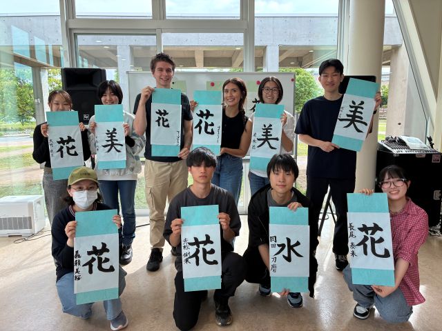 本学学生と一緒に書道体験