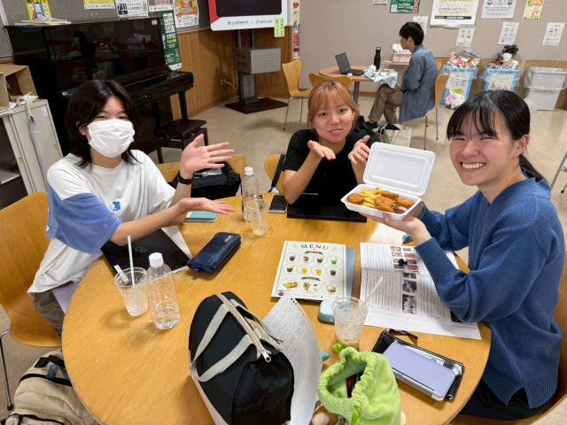 ▲メニューを楽しむ1年生たち