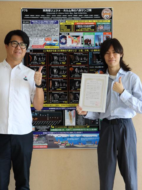 高橋さん(右)と指導教員の徳田准教授