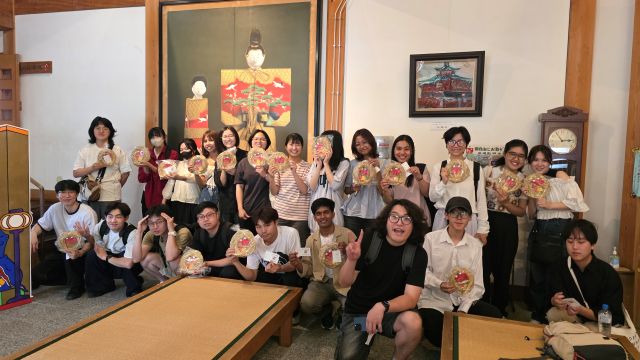 流しびなの館で記念撮影