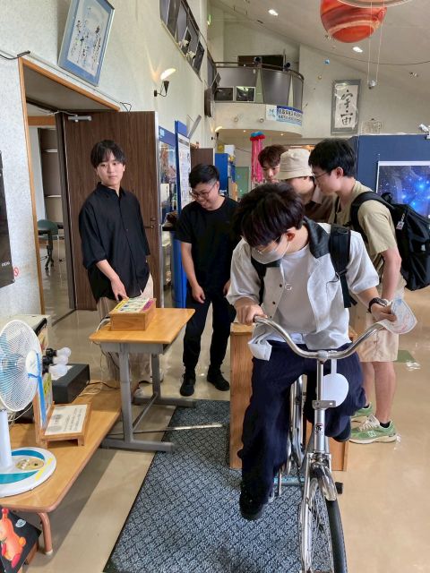 自転車をこいで発電