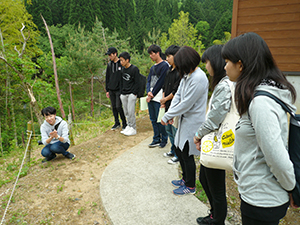 竹林の説明を聞く学生達（船岡竹林公園にて）